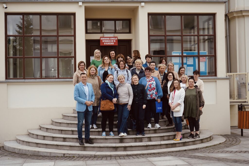 uczestnicy wizyty studyjnej na schodach Dworku Dietla