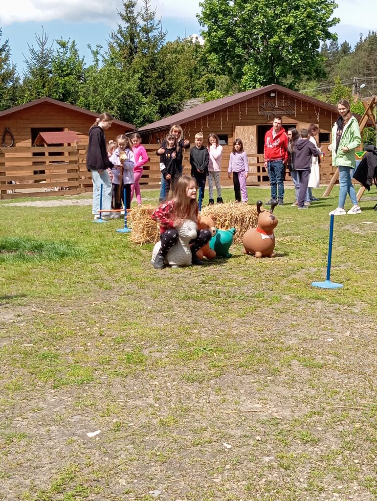 Zdjęcie przedstawia tor przeszkód dla dzieci