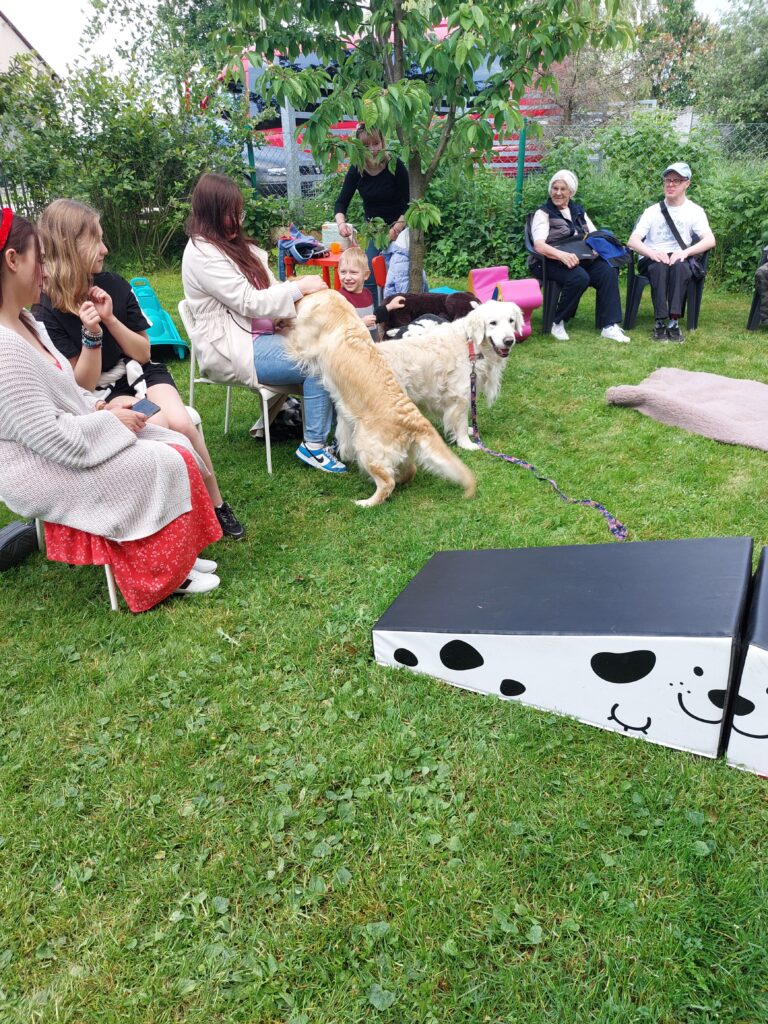 Zdjęcie przedstawiające uczestników projektu "Bo liczy się człowiek" w trakcie dogoterapii