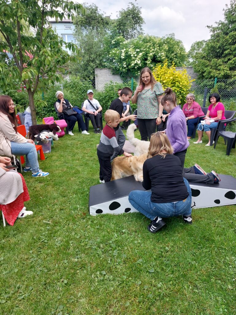Zdjęcie przedstawiające uczestników projektu "Bo liczy się człowiek" w trakcie dogoterapii