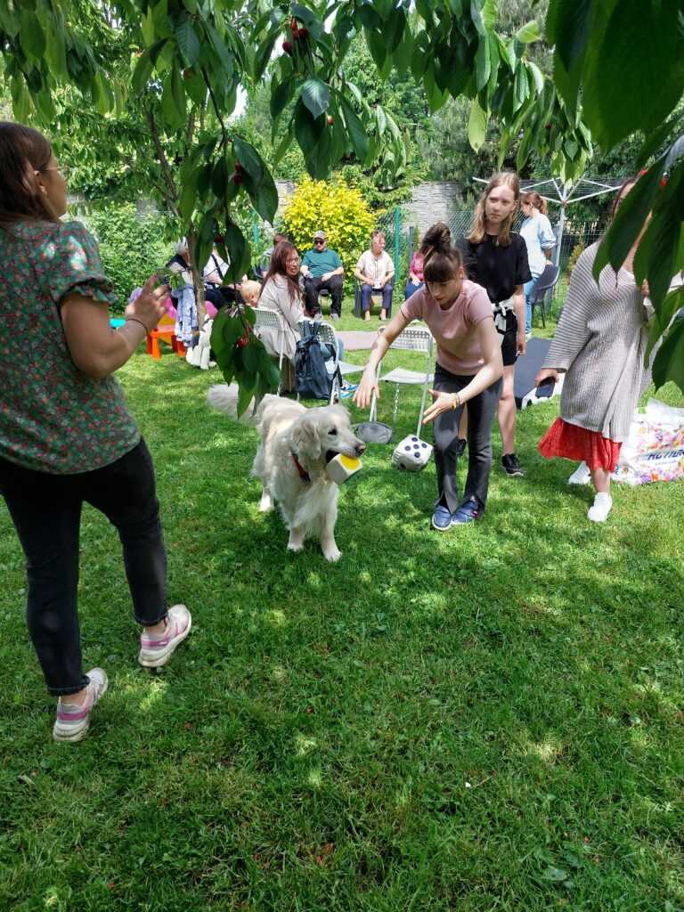 Zdjęcie przedstawiające uczestników projektu "Bo liczy się człowiek" w trakcie dogoterapii
