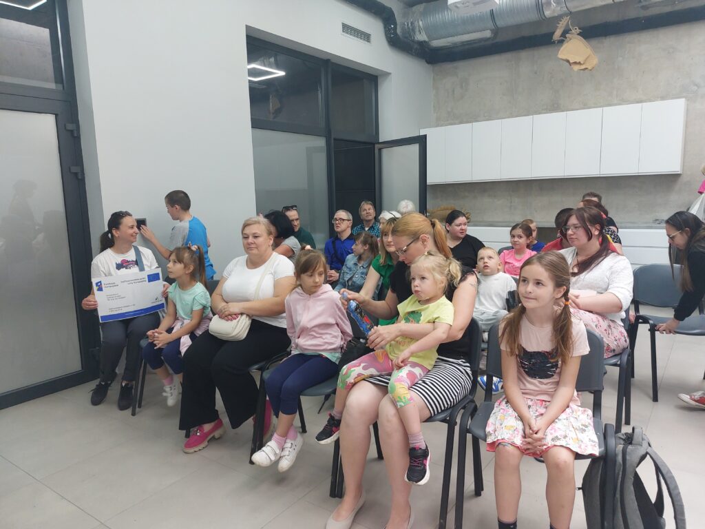 Zdjęcie przedstawiające uczestników projektu „Bo liczy się człowiek” w trakcie wizyty w motylarni