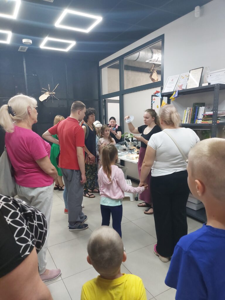 Zdjęcie przedstawiające uczestników projektu „Bo liczy się człowiek” w trakcie wizyty w motylarni