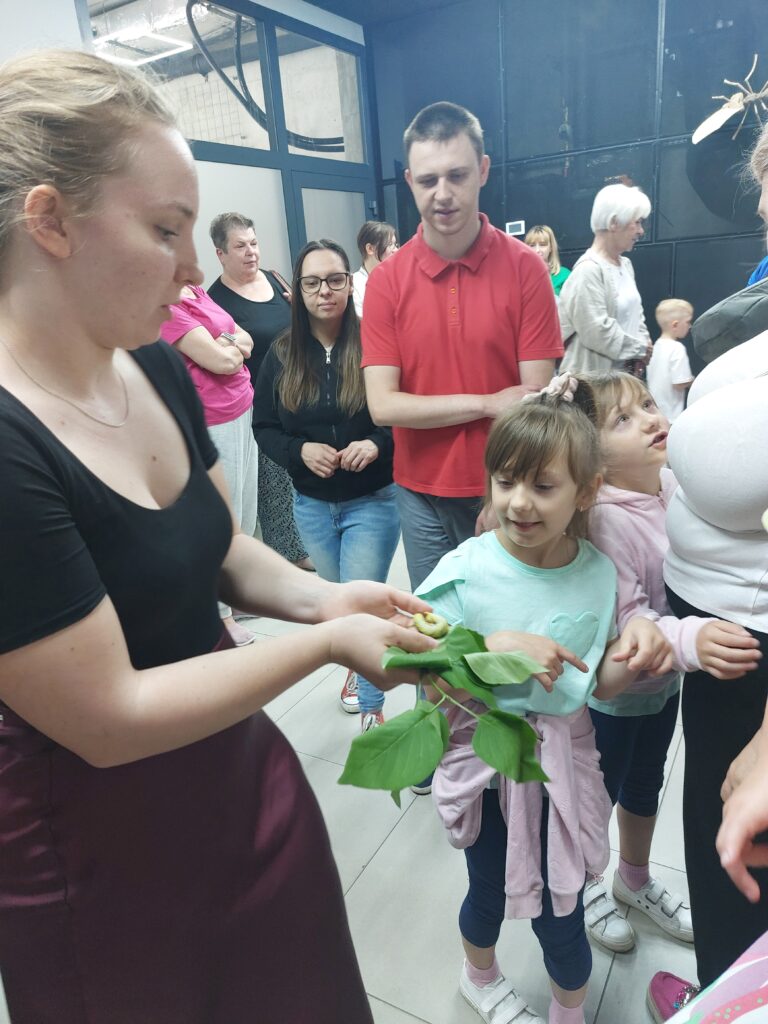 Zdjęcie przedstawiające uczestników projektu „Bo liczy się człowiek” w trakcie wizyty w motylarni