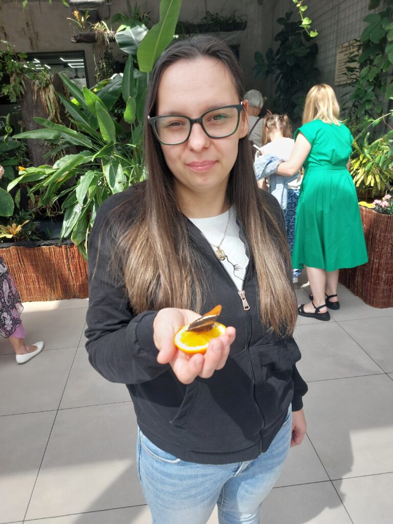 Zdjęcie przedstawiające uczestników projektu „Bo liczy się człowiek” w trakcie wizyty w motylarni