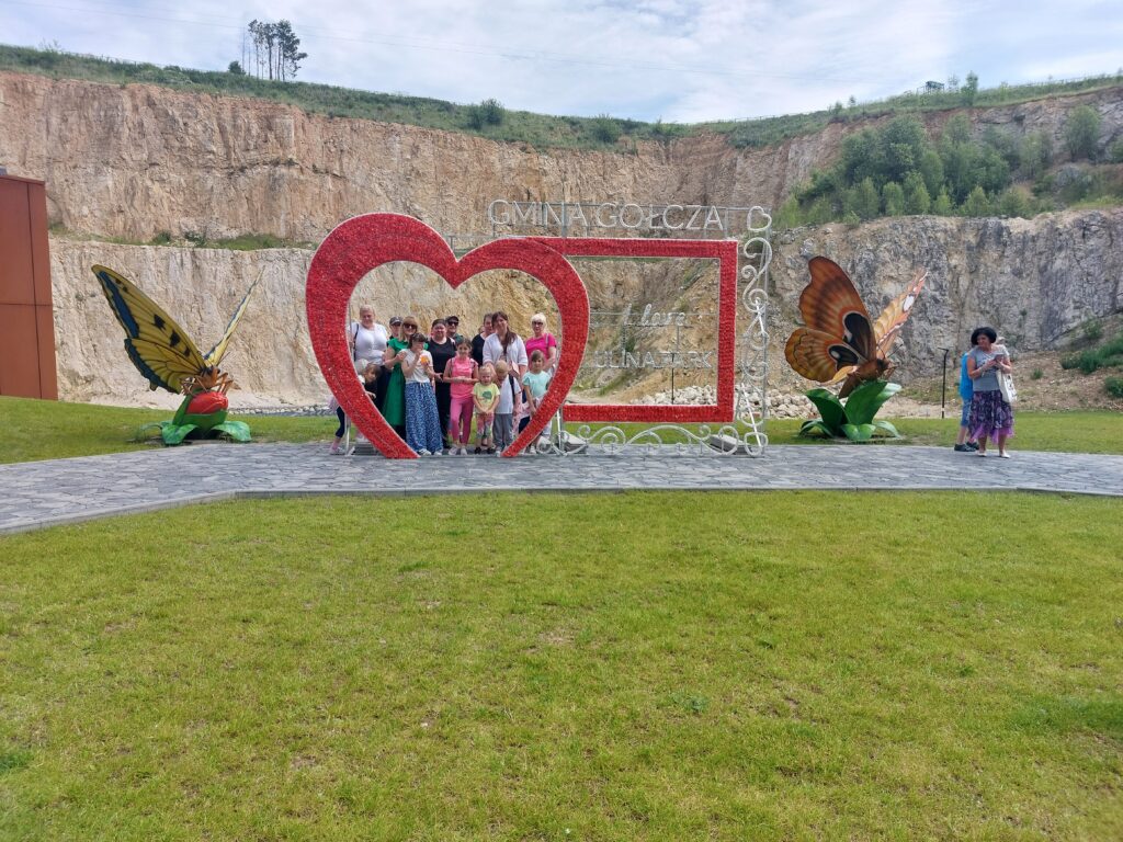 Zdjęcie przedstawiające uczestników projektu „Bo liczy się człowiek” w trakcie wizyty w motylarni