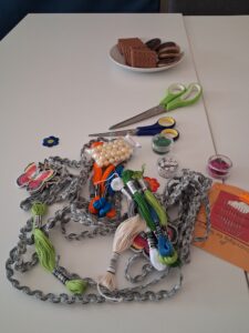 zdjęcie przedstawia akcesoria krawieckie 