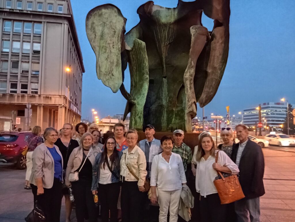 zdjęcie przedstawiające uczestników terapii alternatywnej