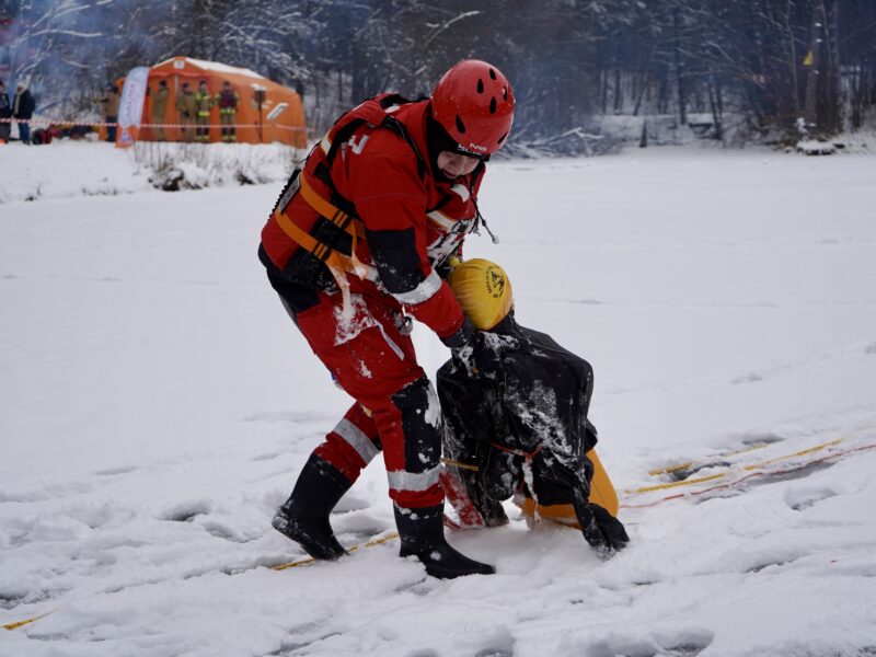 pokazy ratownictwa lodowego w Kluczach